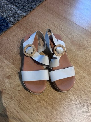Sandalias Blancas con Detalle Circular
