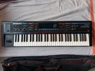 Sintetizador Roland Juno-Di con funda