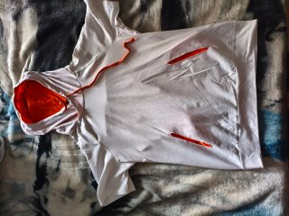 Camiseta con capucha blanca y naranja