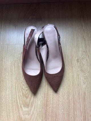 Sandalias de punta y tacón bajo marrones