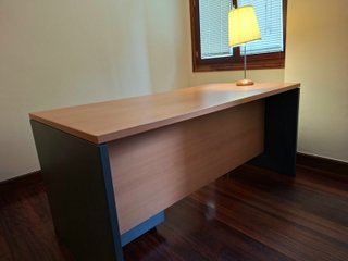 Escritorio materiales nobles excelente estado