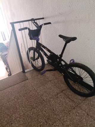 Bicicleta BMX Negra y Morada