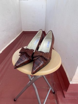 Zapatos de tacón marrones de cuero con lazos
