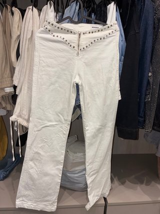 Pantalón Blanco Bershka con Tachuelas