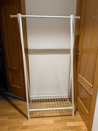 Perchero de Ropa Blanco con Estante