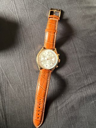 Reloj Lotus con correa de piel marrón
