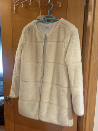 Abrigo Beige de Pelo Sintético