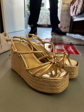 Sandalias de tacón con plataforma doradas