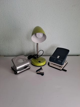 Lote de escritorio: Lámpara y perforadoras