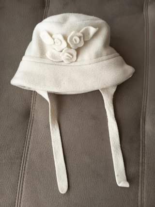 Gorro de niña color crema con flores. Talla 48