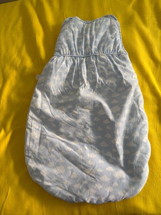 Saquito para bebé con estampado de nubes