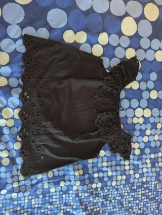 Blusa negra con detalles calados