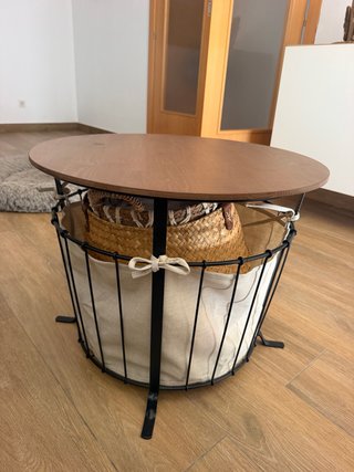 Mesa de centro con cesta de almacenaje