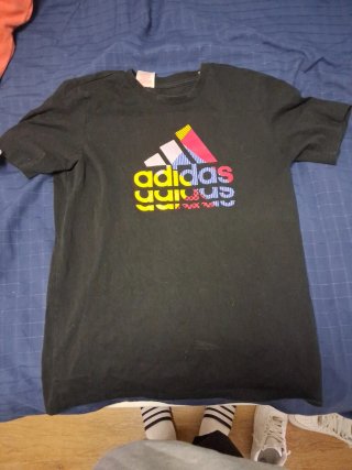 Camiseta adidas negra con logo estampado