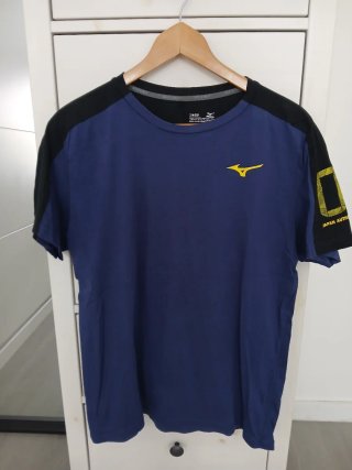 Camiseta de deporte Mizuno azul y negra. Talla L