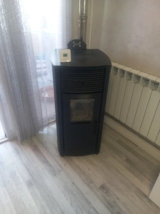 Estufa de pellets negra de 12 kw esta como nueva