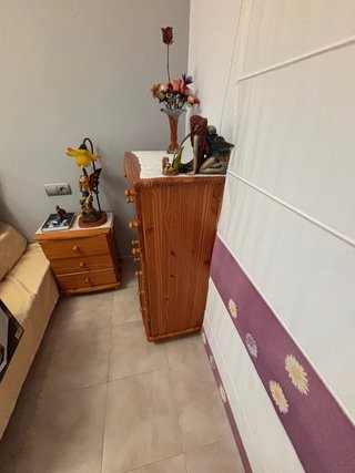 Cómoda y mesita de noche de madera