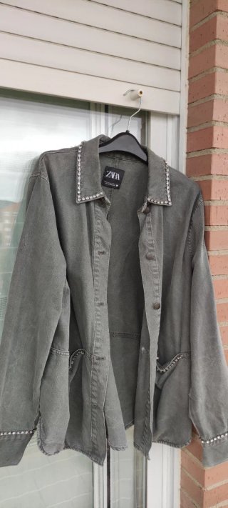Sobrecamisa Zara Gris con Detalles de Joya