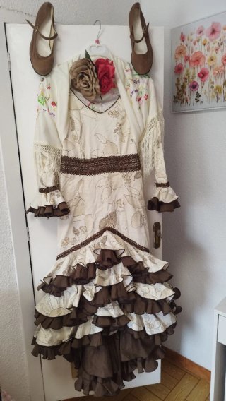 Vestido de flamenca beige y marrón Leer bien.