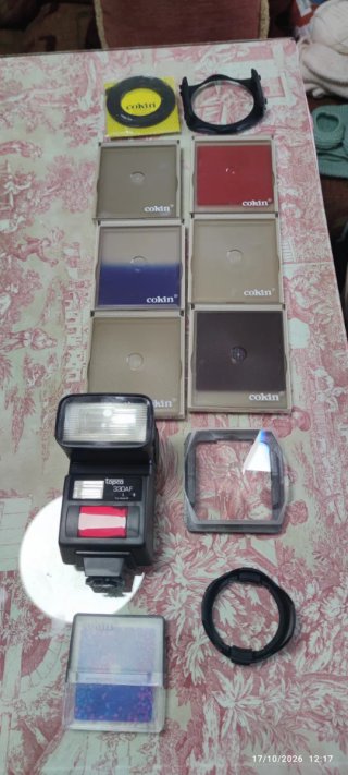 Flash Topca 330AF junto a un conjunto de filtros