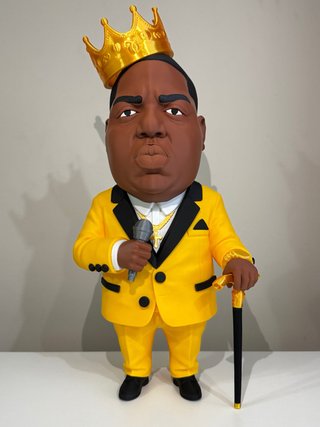 Figura Notorious B.I.G. con corona y detalles