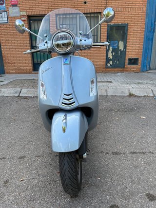 Vespa GTS 300 Gris