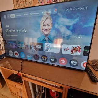 TV TCL 55 pulgadas 4K ligera raya central.