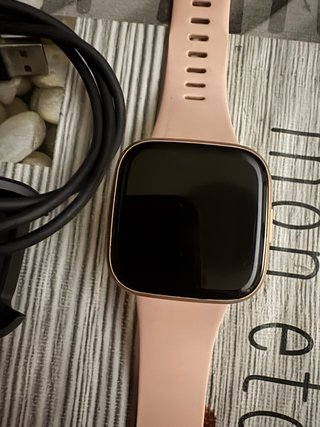 Versa 2 Rosa con 5 correas nuevas de colores