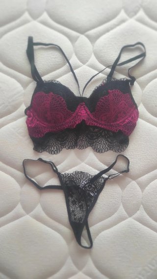 Conjunto de lencería encaje negro y morado