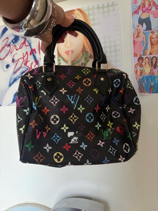 Bolso multicolor. Incluye asa larga.