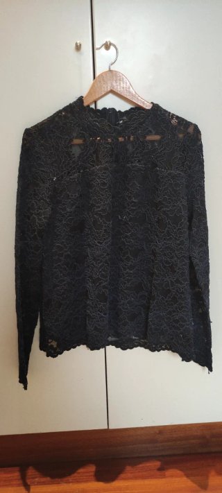 Blusa azul de encaje