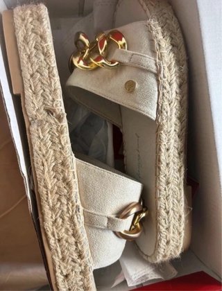 Sandalias Xti Beige con Detalle de Cadena