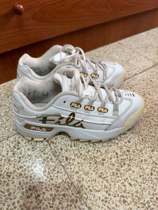Zapatillas Fila Blancas y Doradas