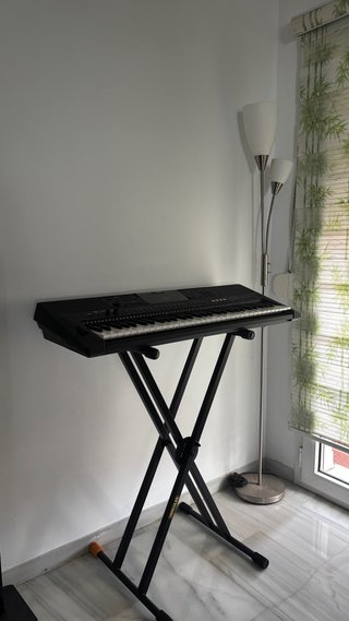 Teclado Yamaha con Soporte