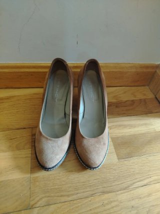 Zapatos de tacón  de piel color marrón claro