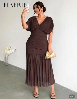 Vestido midi fruncido marrón