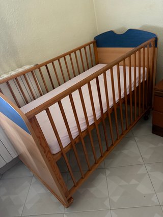 Cuna de madera con detalles en azul