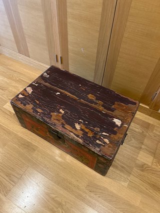 Baúl de madera estilo antiguo