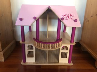 Casa de muñecas de madera
