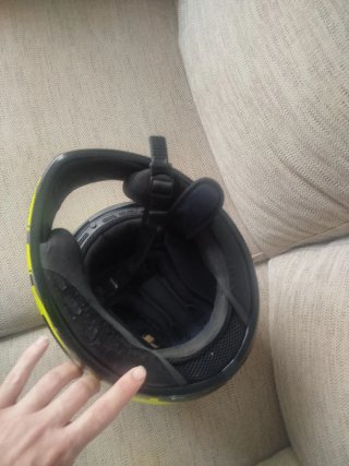 Casco de moto negro y amarillo