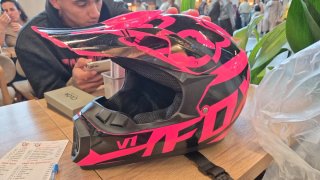 Casco de Moto Fox V1 Negro y Rosa