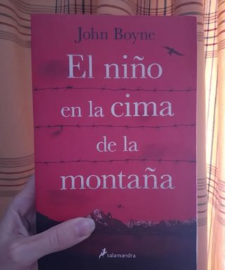 El niño en la cima de la montaña