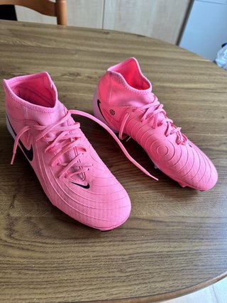 Botas de fútbol Nike rosas