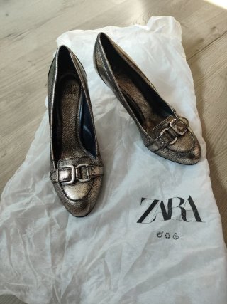 Zapatos de tacón Zara dorados