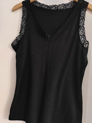 Camiseta Negra con Encaje