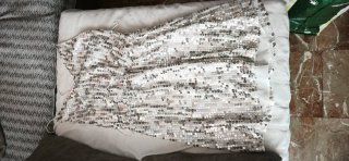 Vestido de lentejuelas blanco y gris