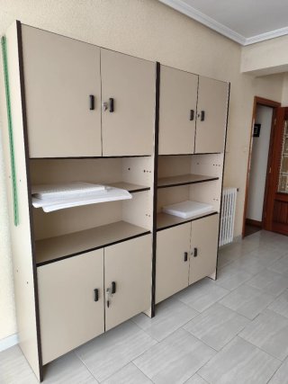 Mueble de oficina con estantes y armarios