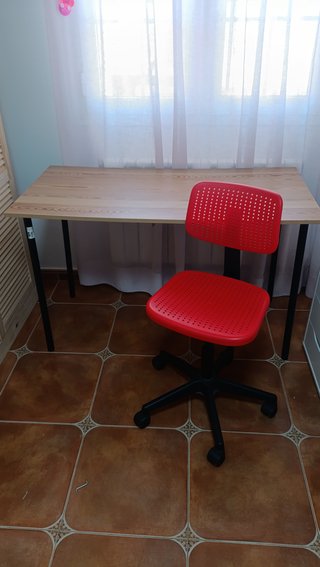 Mesa de escritorio y silla