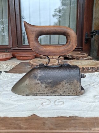 Plancha Antigua de Hierro y Madera