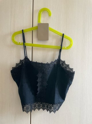 Top negro con detalles de encaje